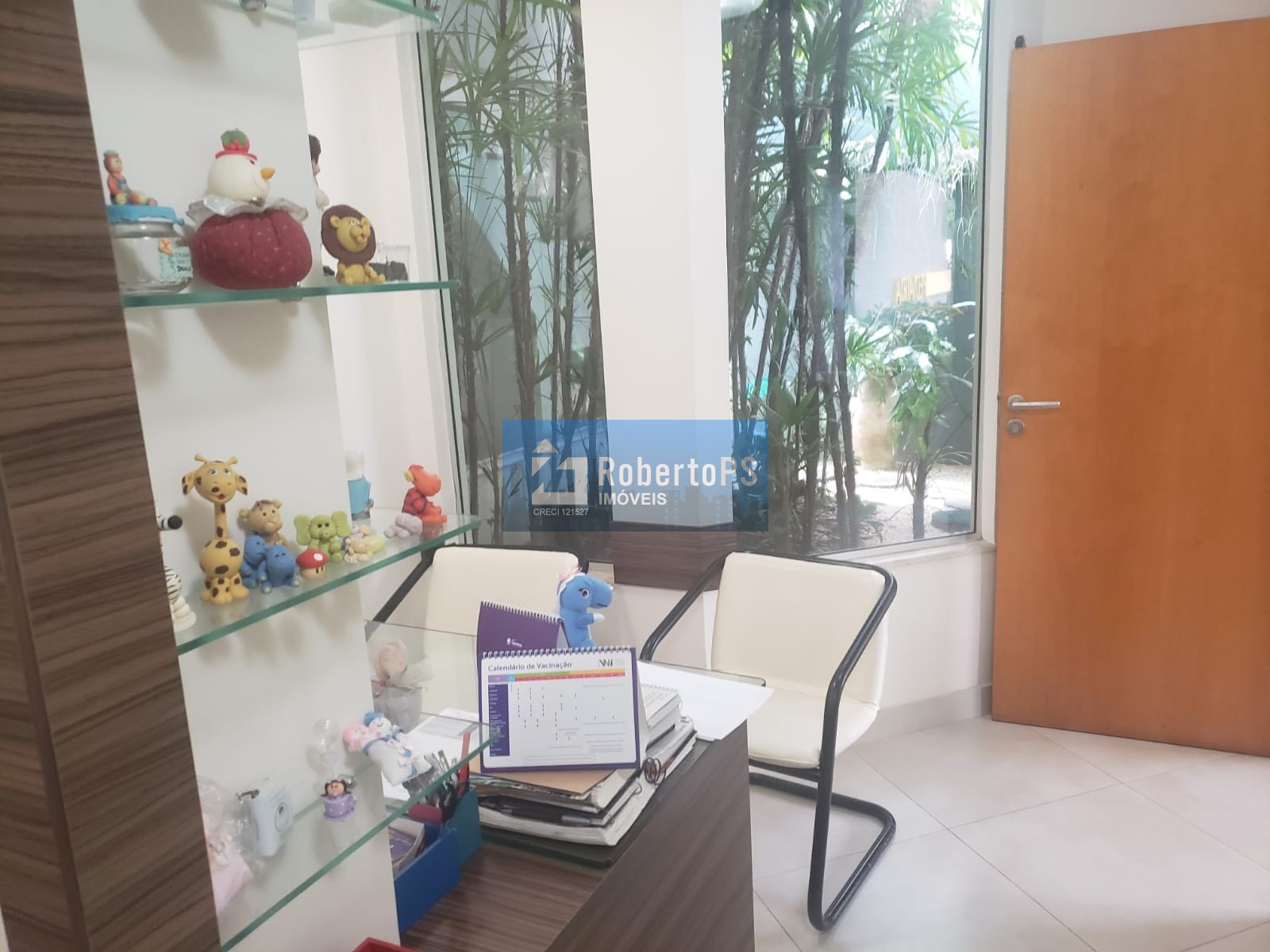 Sobrado com 4 quartos / 2 suítes com consultório em anexo e piscina