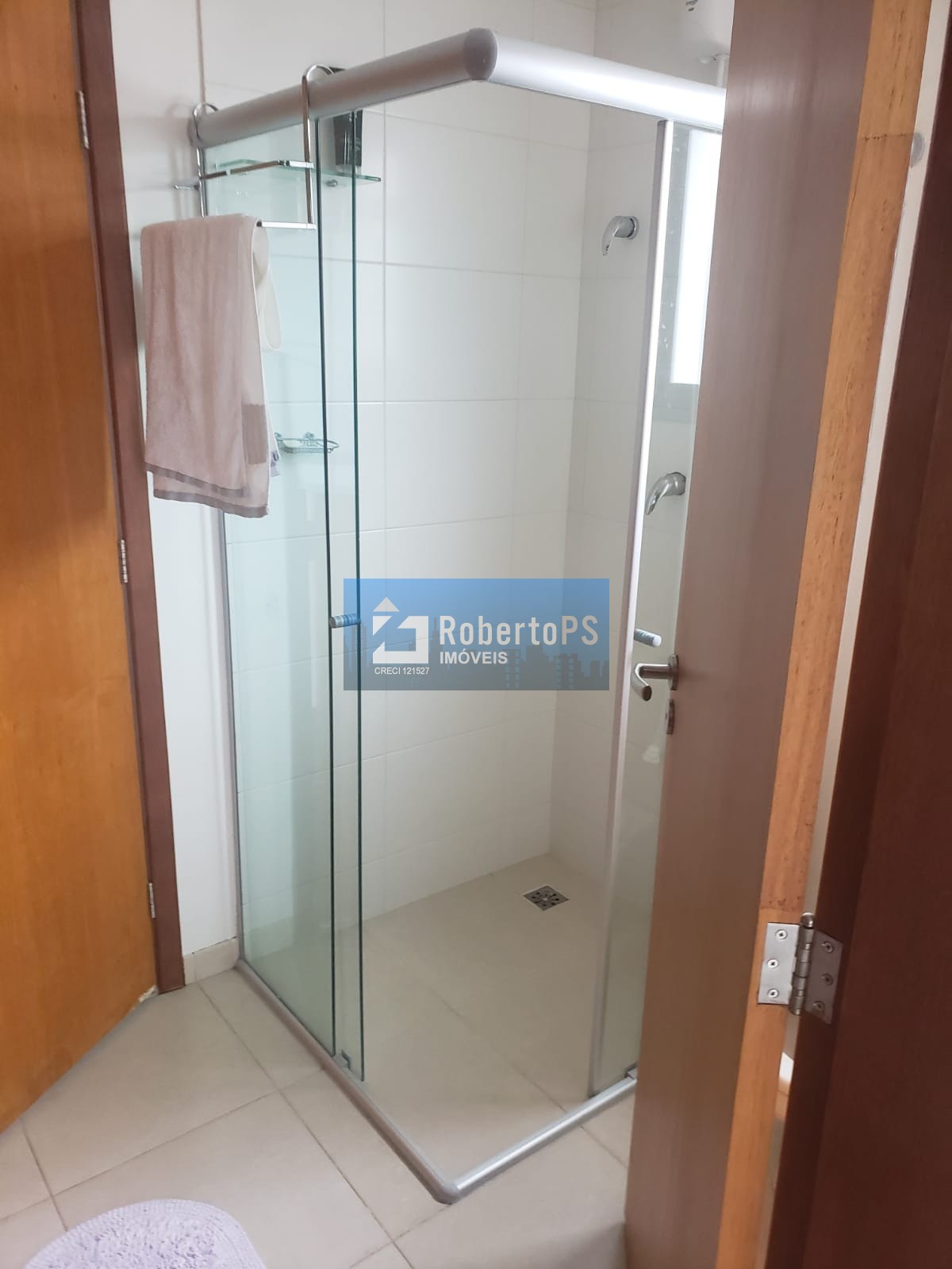 Sobrado com 4 quartos / 2 suítes com consultório em anexo e piscina
