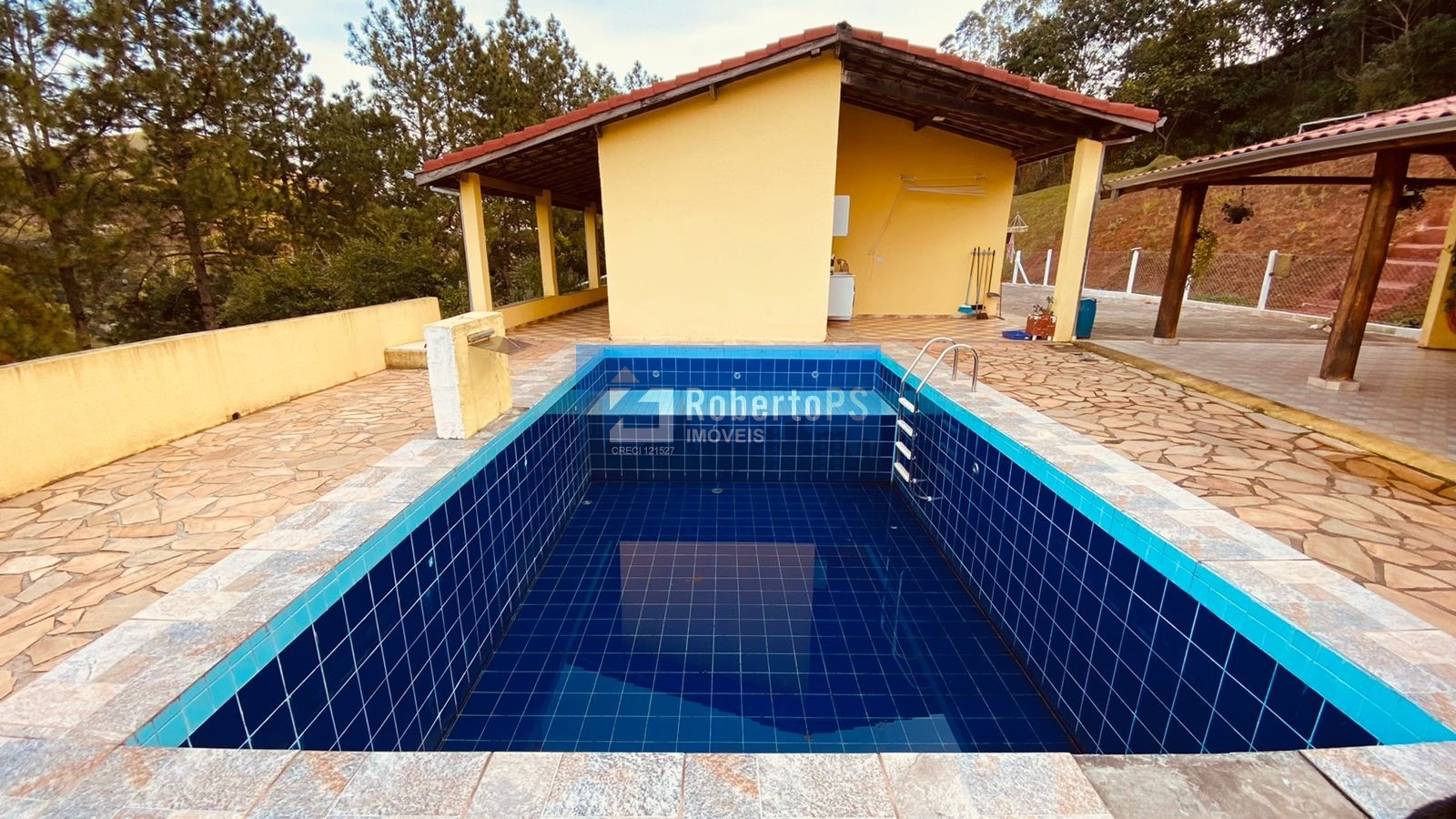Chácara de 24000m2 (1 alqueire) com localização e vista mara