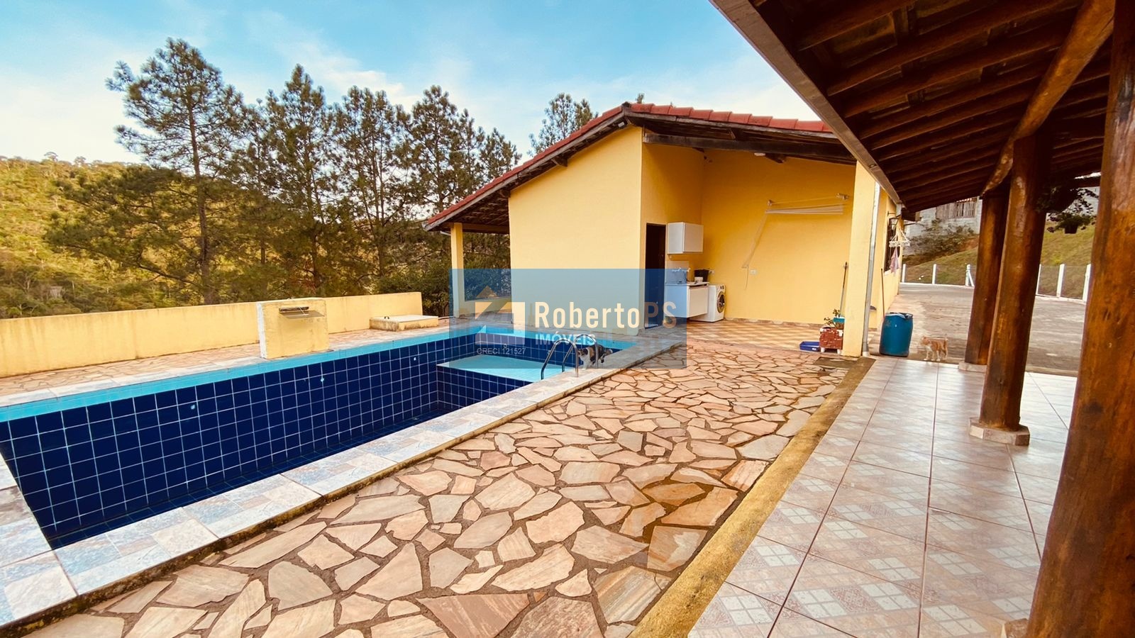 Chácara de 24000m2 (1 alqueire) com localização e vista mara