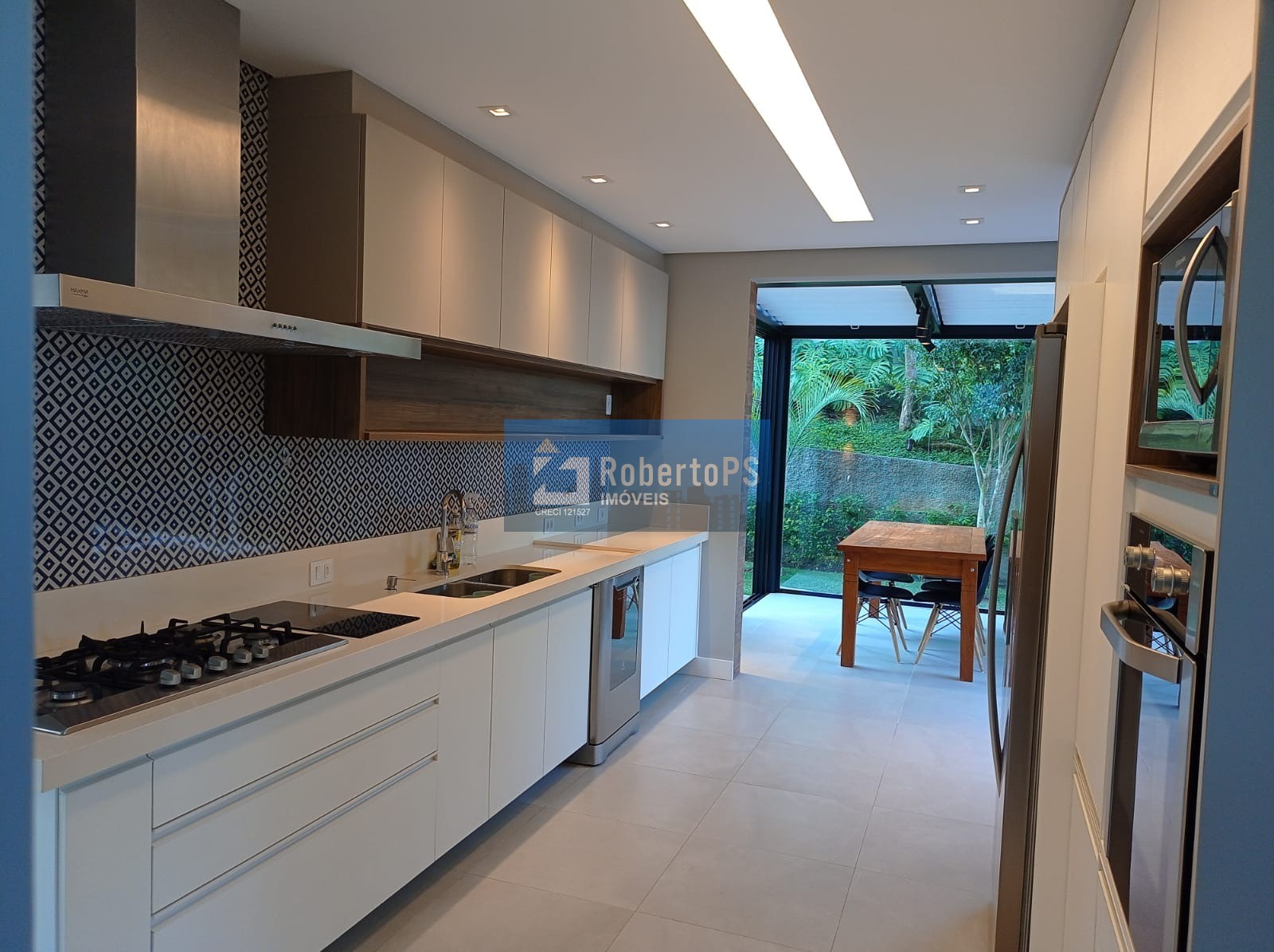 Casa de alto padrão em condomínio Alphaville II em São José dos Campos-SP: 3 quartos, 3 suítes, 3 salas, 5 banheiros, 4 vagas, 350m².
