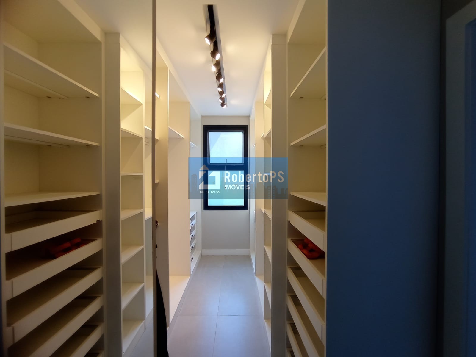 Casa de alto padrão em condomínio Alphaville II em São José dos Campos-SP: 3 quartos, 3 suítes, 3 salas, 5 banheiros, 4 vagas, 350m².