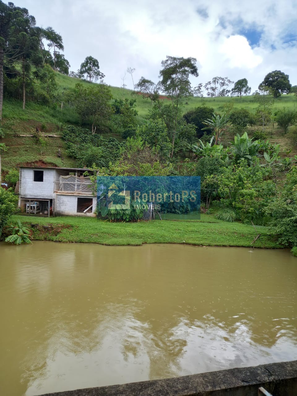 Vendo Sitio de Luxo no Canto das Águas em Jacareí-SP: 3 quartos, 1 sala, 2 banheiros, 1 vaga de garagem, 28.000m² de área.