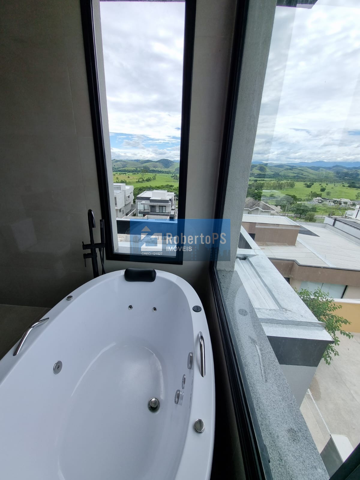 Casa maravilhosa 4 suítes, área gourmet e piscina aquecida no Urbanova
