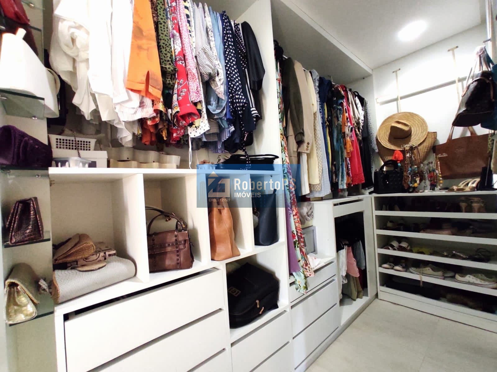 Apartamento lindíssimo em Natal vendido todo mobiliado e com planejados. Apartamento é 1 por andar.