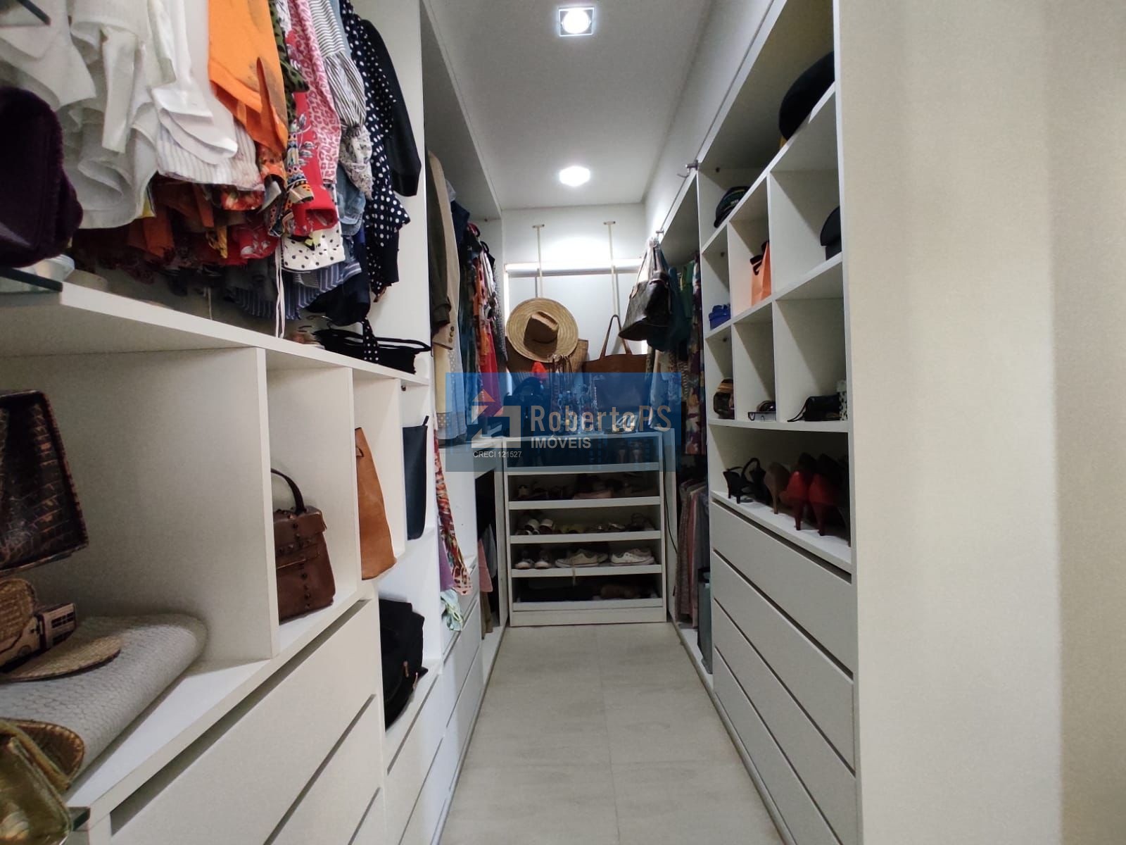 Apartamento lindíssimo em Natal vendido todo mobiliado e com planejados. Apartamento é 1 por andar.
