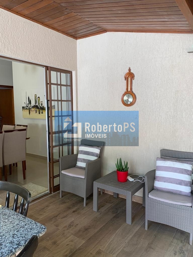 Linda casa com 4 dormitórios, 3 suítes e piscina no Urbanova.