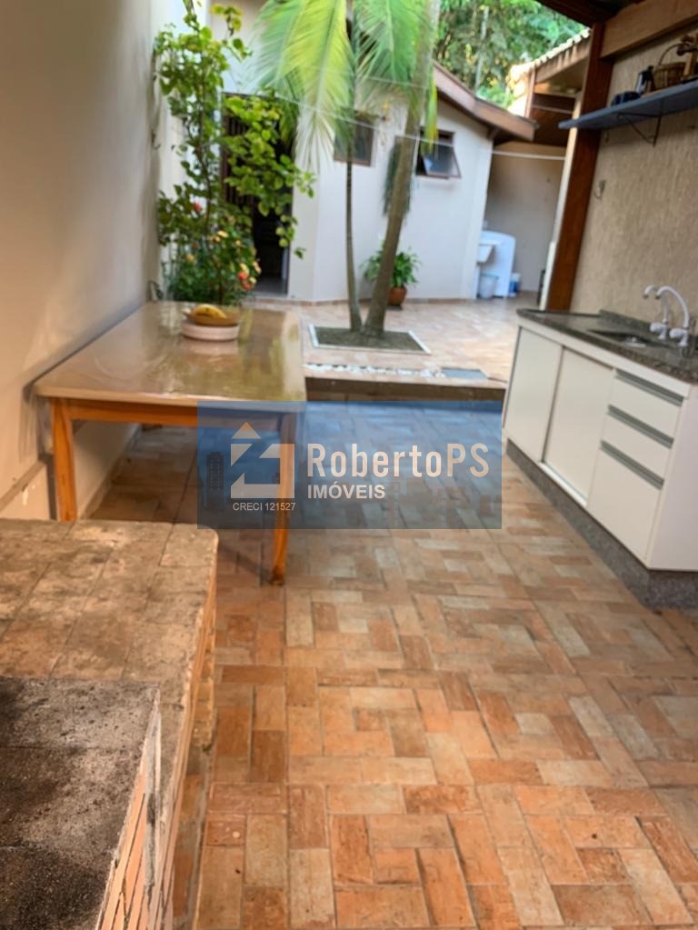 Linda casa com 4 dormitórios, 3 suítes e piscina no Urbanova.