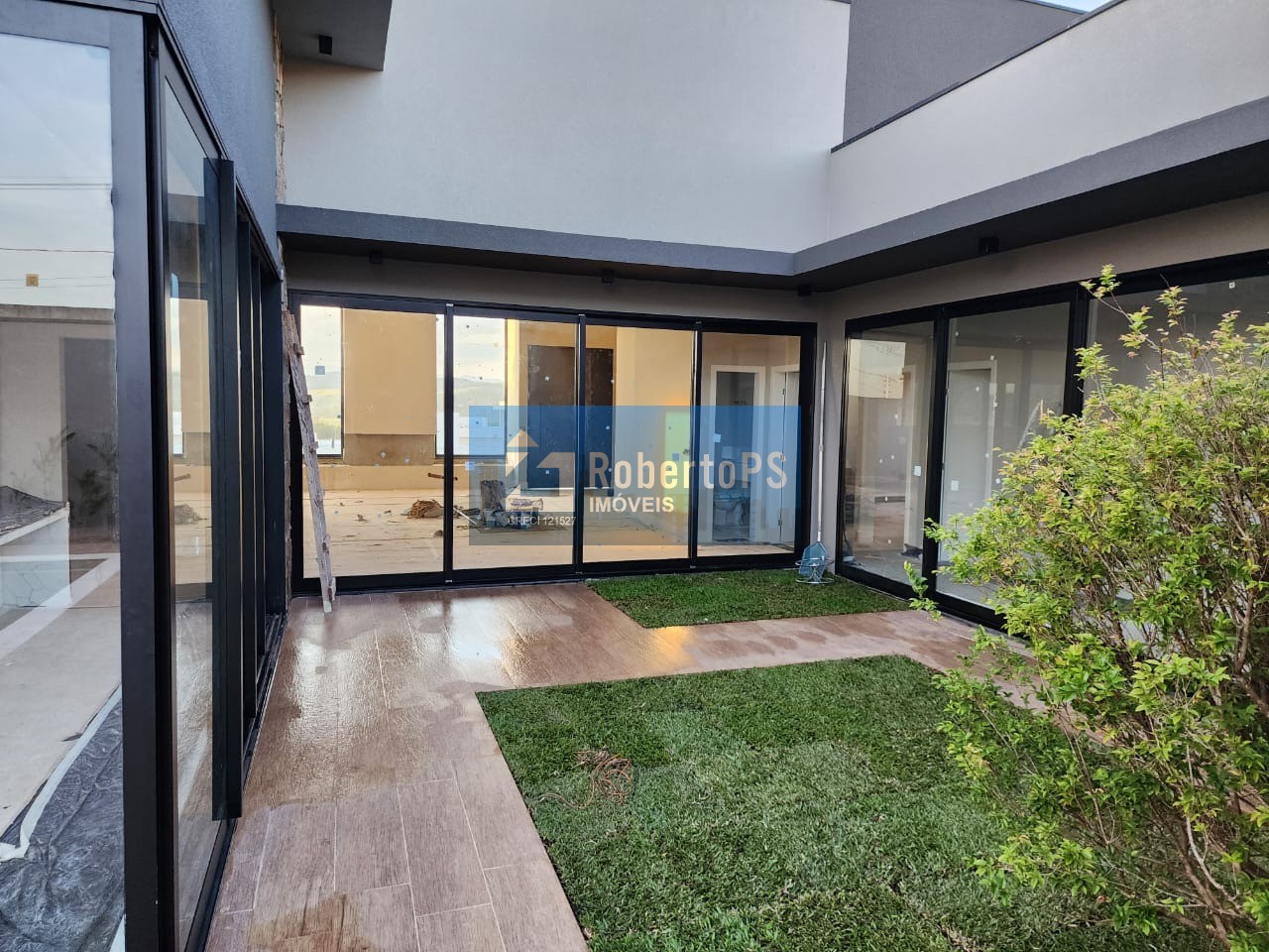 Linda casa à venda no Urbanova com 4 suítes e piscina. Casa muito ampla e aconchegante.