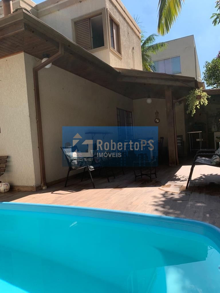 Linda casa com 4 dormitórios, 3 suítes e piscina no Urbanova.
