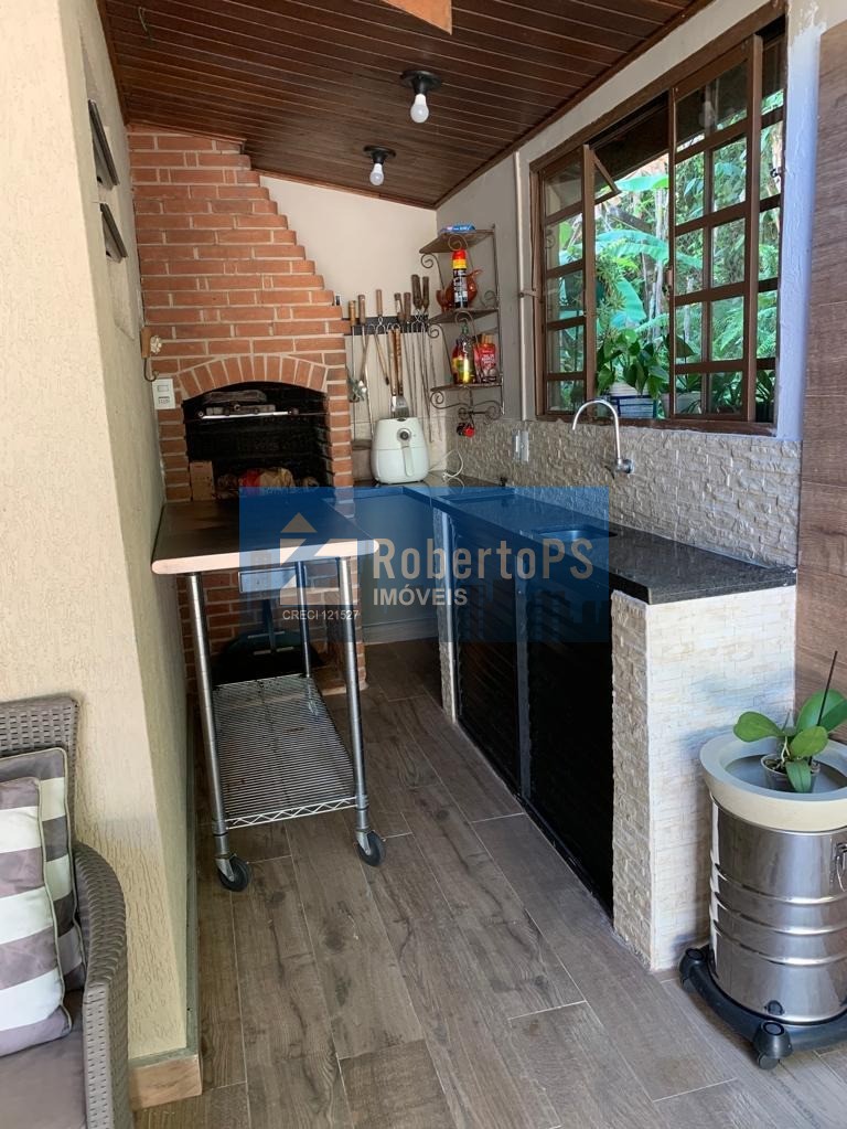 Linda casa com 4 dormitórios, 3 suítes e piscina no Urbanova.
