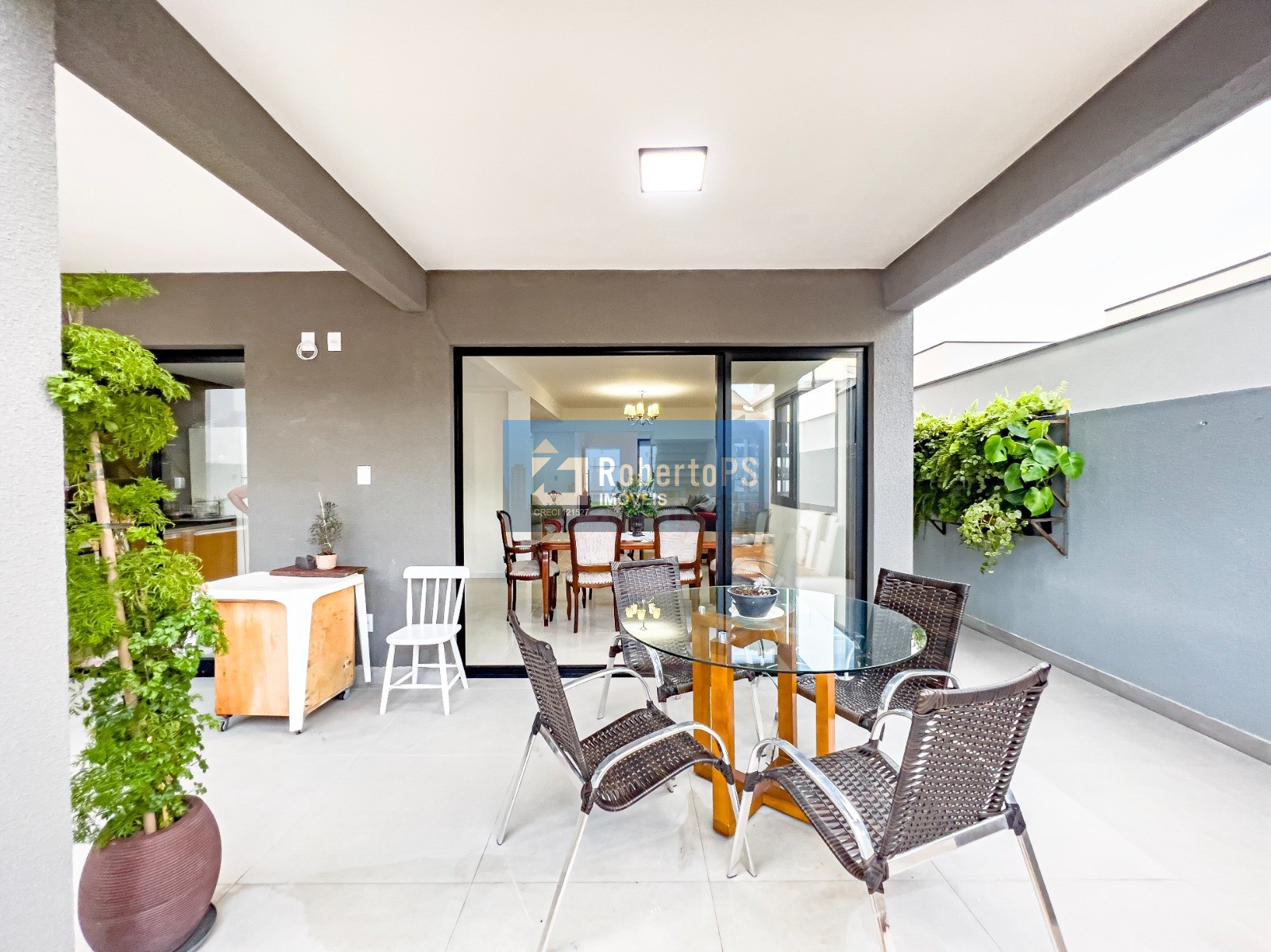 Conheça essa incrível casa em condomínio à venda em Jacareí-SP, no Jardim Residencial Golden Park: 3 quartos, 1 suíte, 2 salas, 3 banheiros, 1 vaga de garagem e 212,00 m² de área!