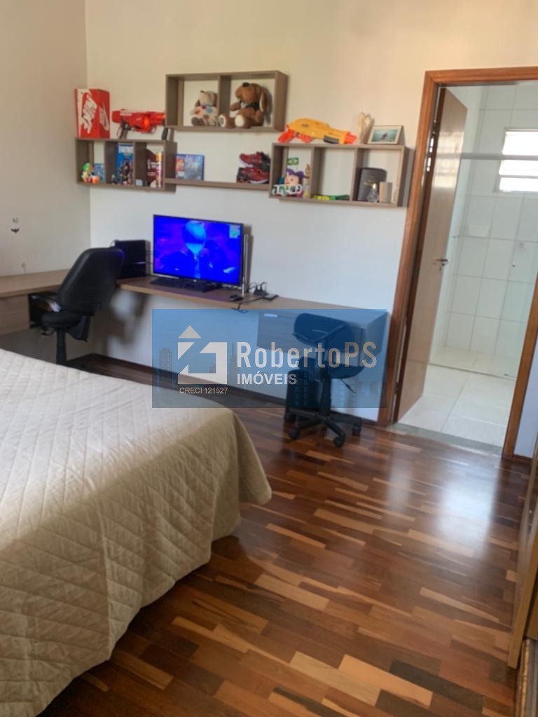 Linda casa com 4 dormitórios, 3 suítes e piscina no Urbanova.