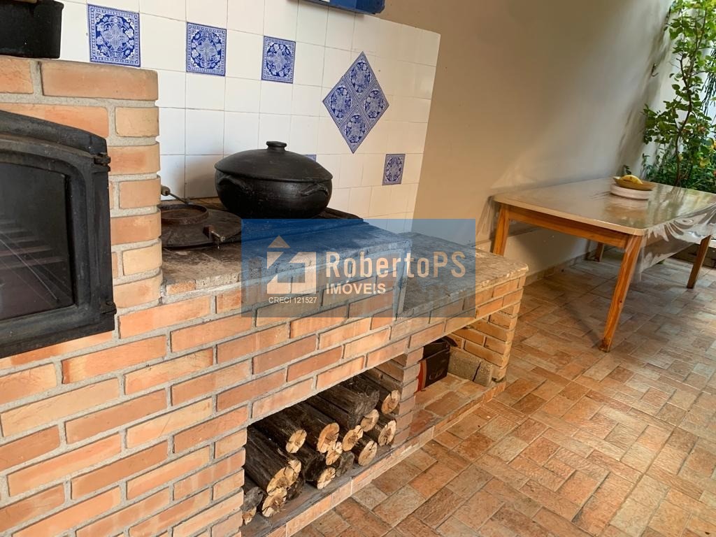 Linda casa com 4 dormitórios, 3 suítes e piscina no Urbanova.