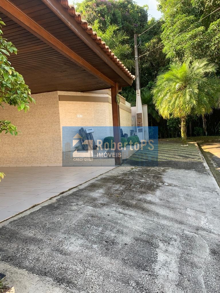 Linda casa com 4 dormitórios, 3 suítes e piscina no Urbanova.