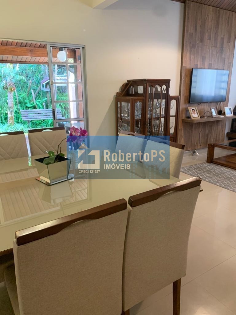 Linda casa com 4 dormitórios, 3 suítes e piscina no Urbanova.
