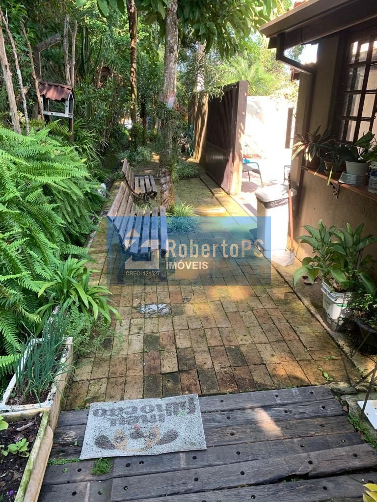 Linda casa com 4 dormitórios, 3 suítes e piscina no Urbanova.