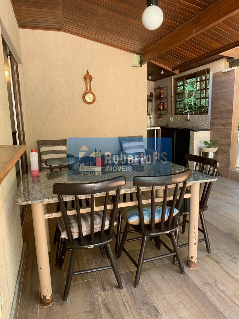 Linda casa com 4 dormitórios, 3 suítes e piscina no Urbanova.