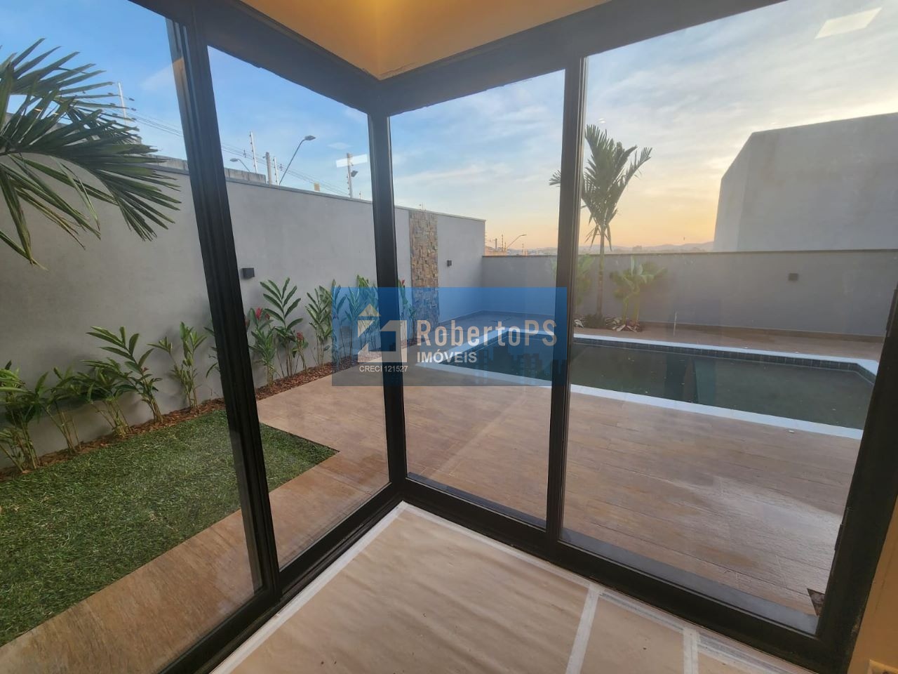 Linda casa à venda no Urbanova com 4 suítes e piscina. Casa muito ampla e aconchegante.