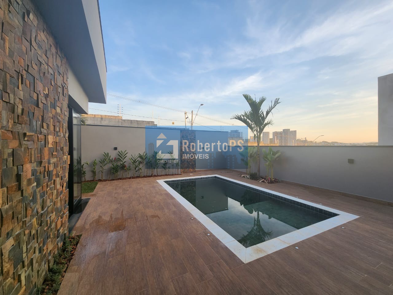 Linda casa à venda no Urbanova com 4 suítes e piscina. Casa muito ampla e aconchegante.