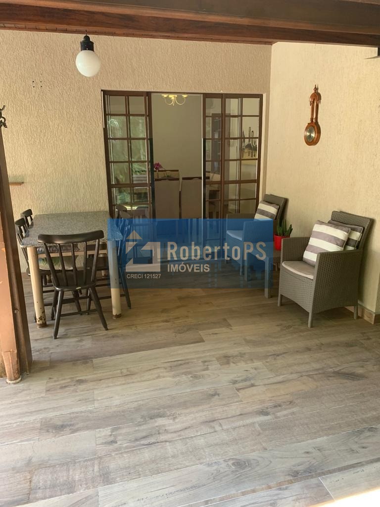 Linda casa com 4 dormitórios, 3 suítes e piscina no Urbanova.