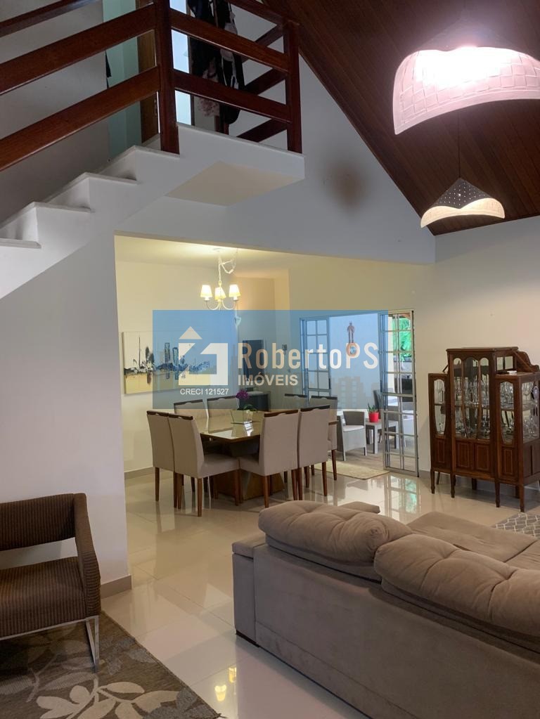 Linda casa com 4 dormitórios, 3 suítes e piscina no Urbanova.
