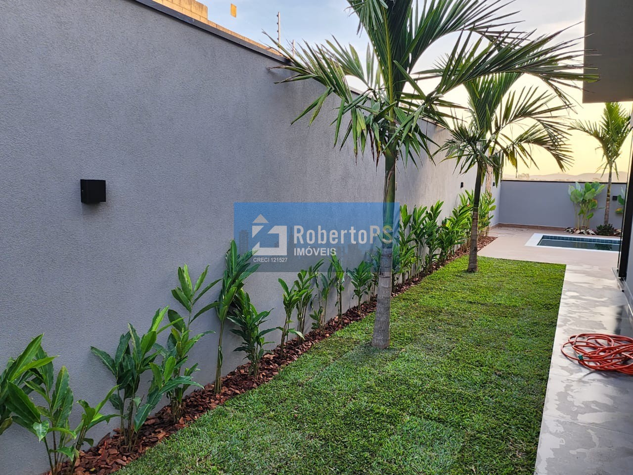 Linda casa à venda no Urbanova com 4 suítes e piscina. Casa muito ampla e aconchegante.