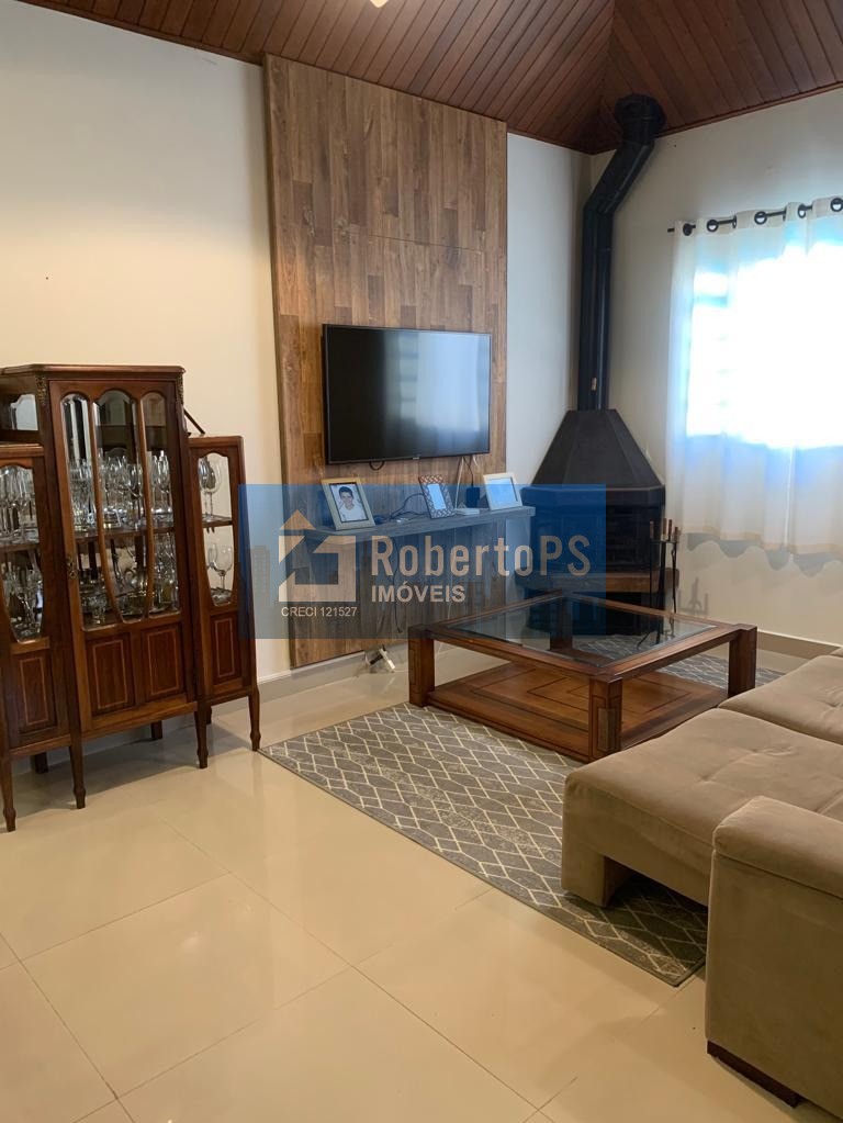 Linda casa com 4 dormitórios, 3 suítes e piscina no Urbanova.