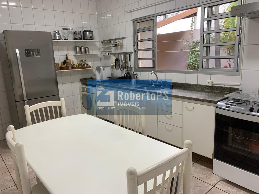 Linda casa com 4 dormitórios, 3 suítes e piscina no Urbanova.