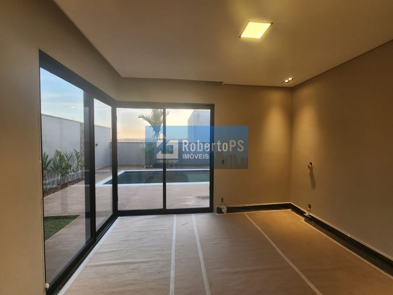 Linda casa à venda no Urbanova com 4 suítes e piscina. Casa muito ampla e aconchegante.