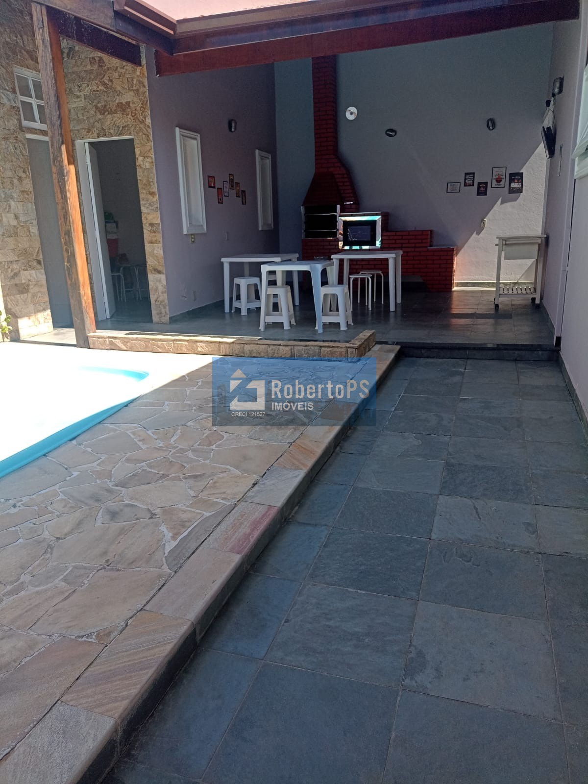 Linda casa com piscina no Jardim Santa Maria em Jacareí.