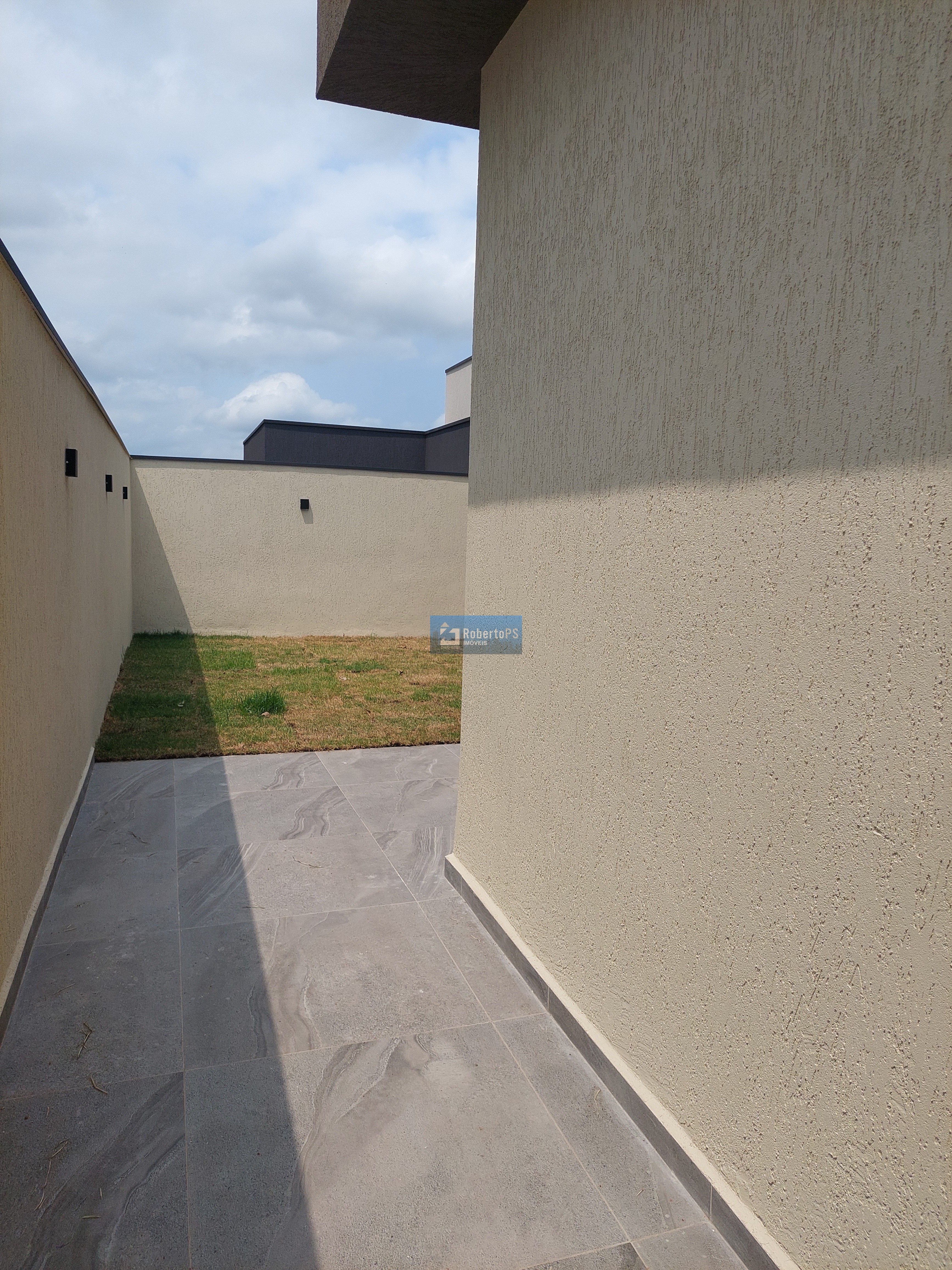 Maravilhosa casa para permuta no condomínio fechado Terras do Vale com total segurança e recém construída