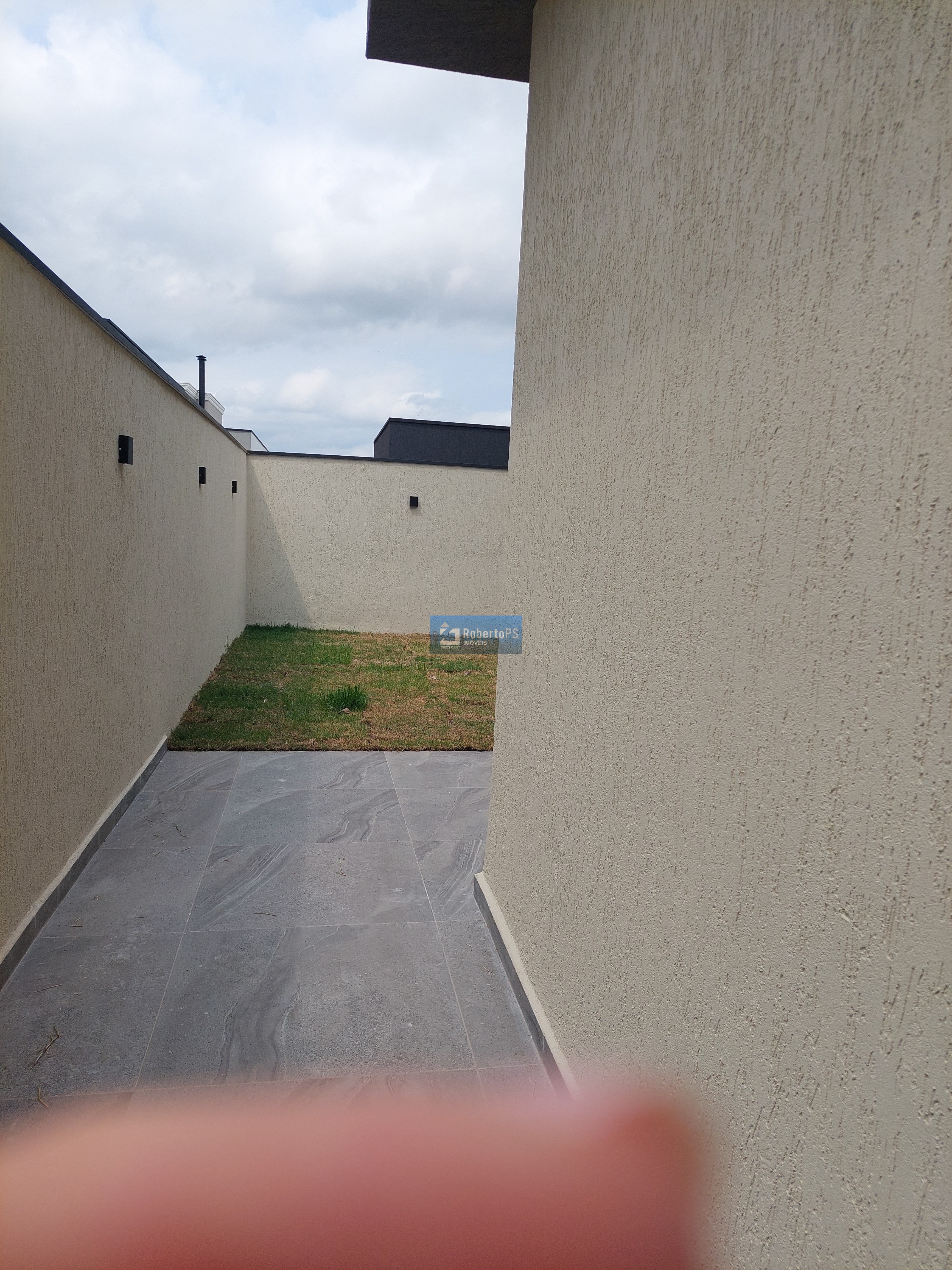 Maravilhosa casa para permuta no condomínio fechado Terras do Vale com total segurança e recém construída