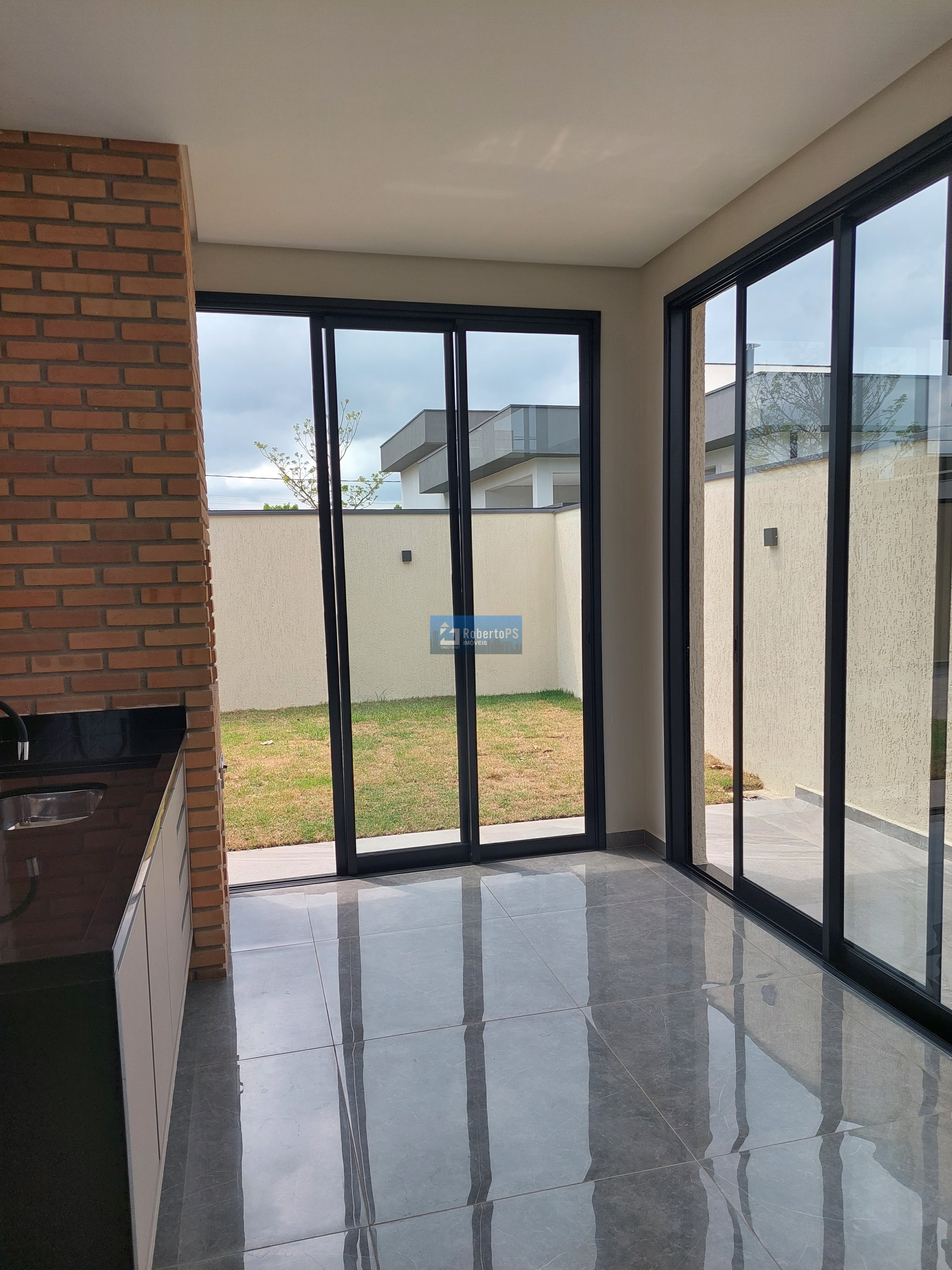 Maravilhosa casa para permuta no condomínio fechado Terras do Vale com total segurança e recém construída