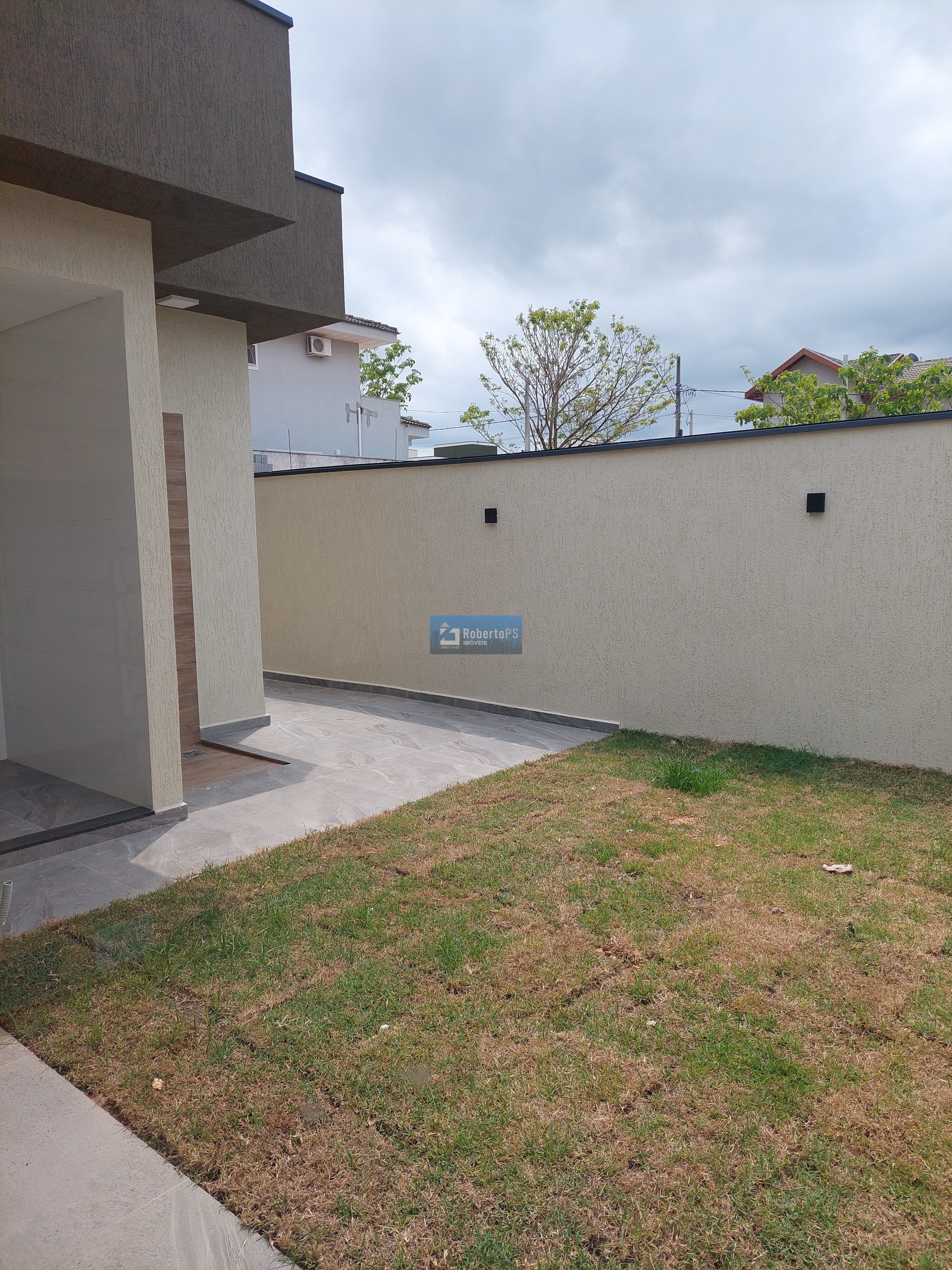Maravilhosa casa para permuta no condomínio fechado Terras do Vale com total segurança e recém construída