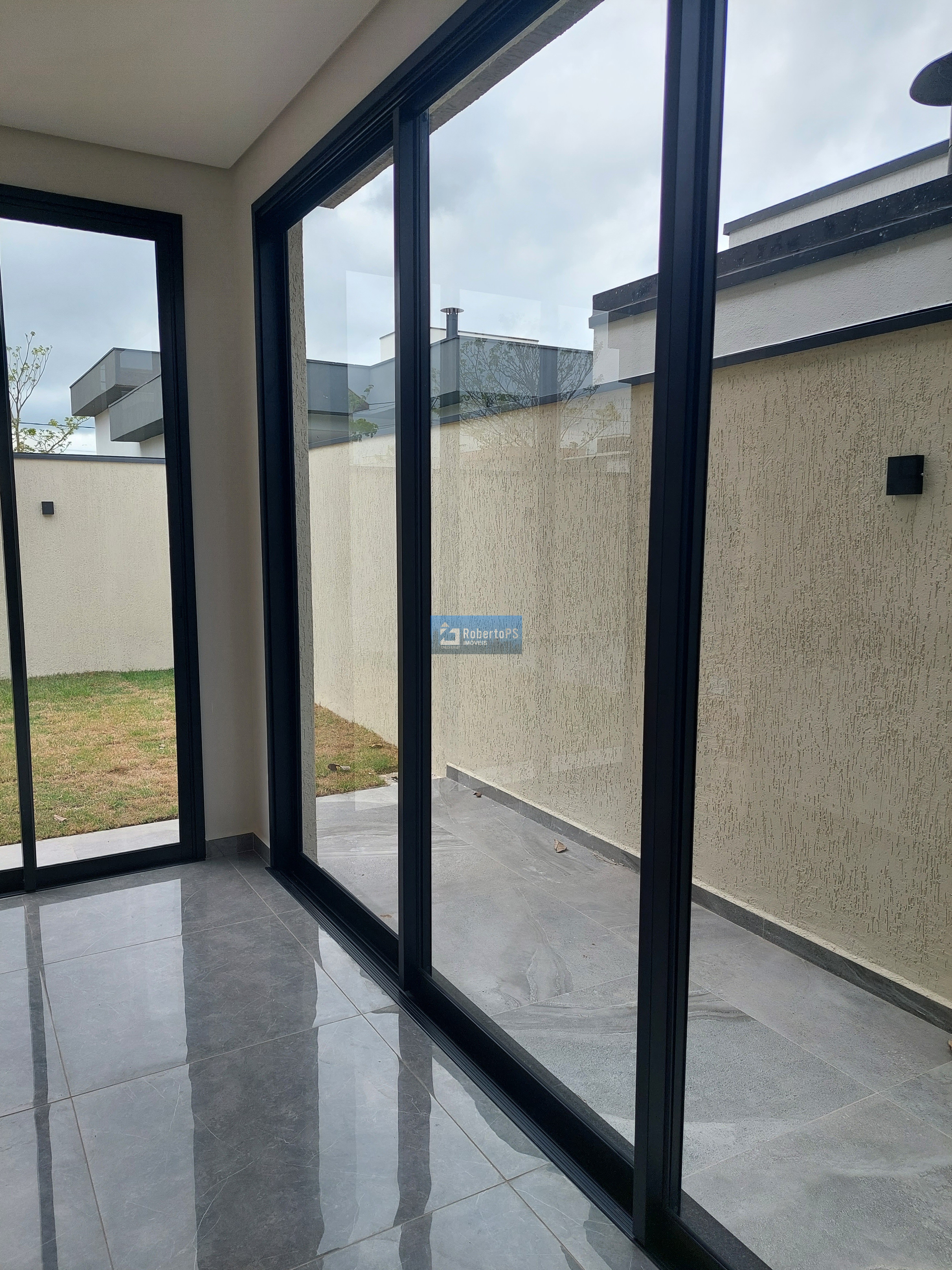 Maravilhosa casa para permuta no condomínio fechado Terras do Vale com total segurança e recém construída