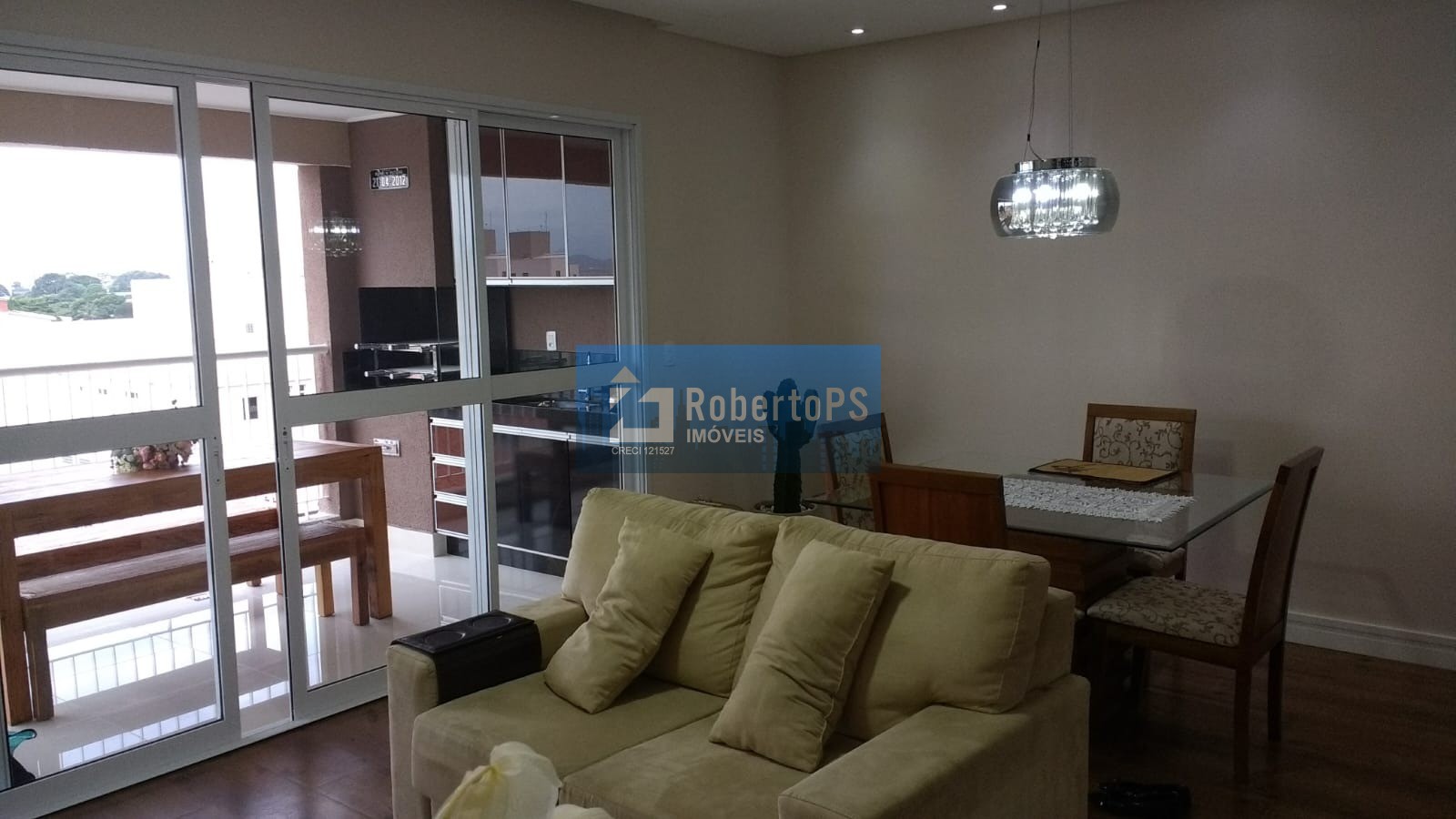 Lindo apartamento com 2 dormitórios e closet no Jardim das Indústrias.