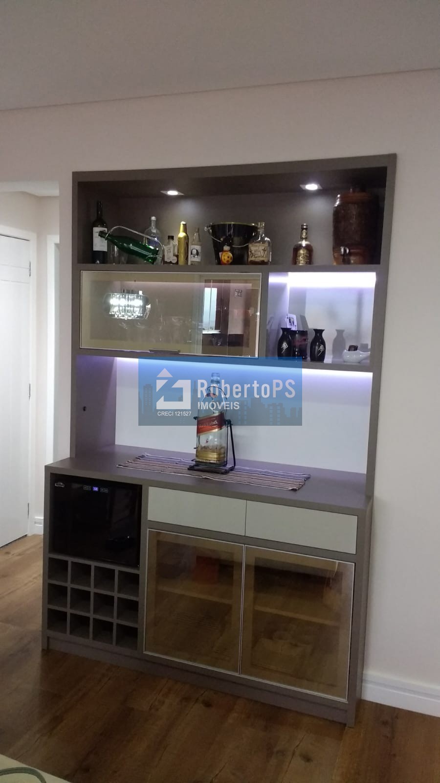 Lindo apartamento com 2 dormitórios e closet no Jardim das Indústrias.