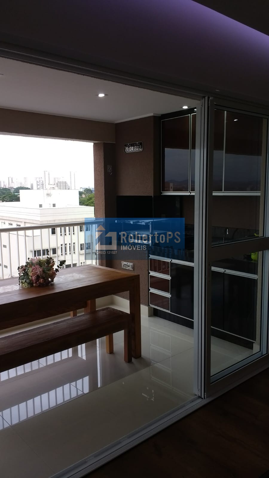Lindo apartamento com 2 dormitórios e closet no Jardim das Indústrias.