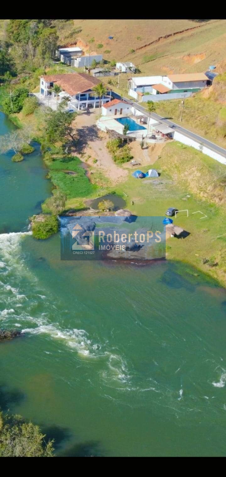 Chácara com sobrado e piscina