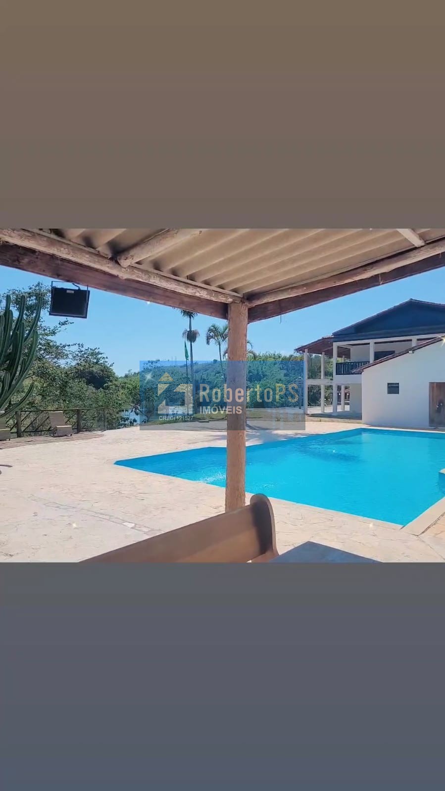 Chácara com sobrado e piscina