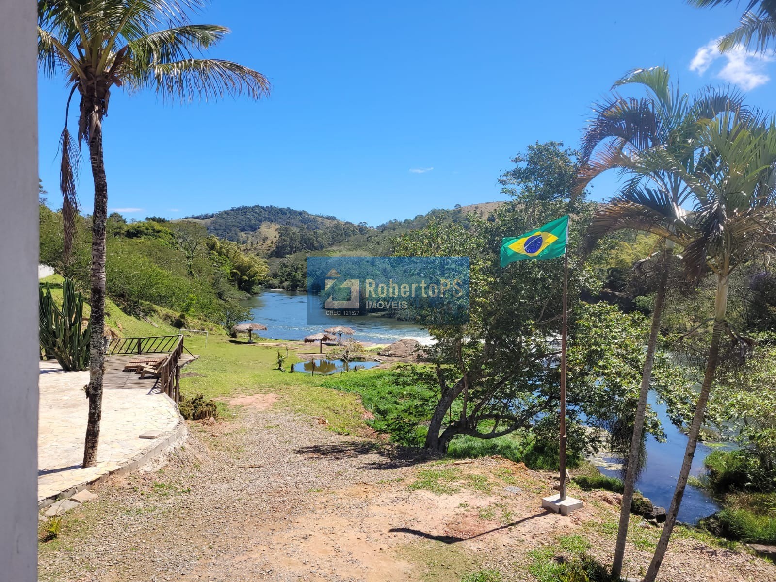 Chácara com sobrado e piscina