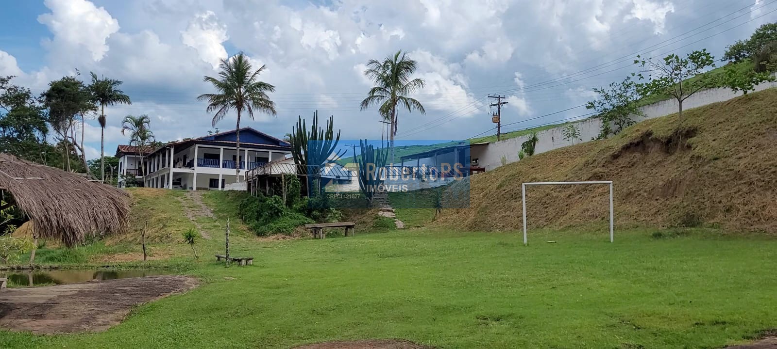 Chácara com sobrado e piscina