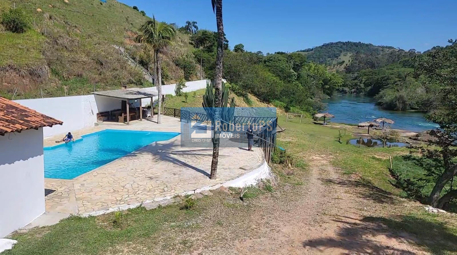 Chácara com sobrado e piscina