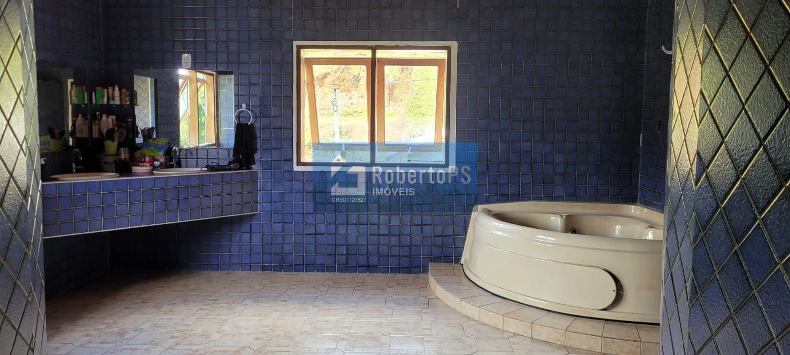 Chácara com sobrado e piscina
