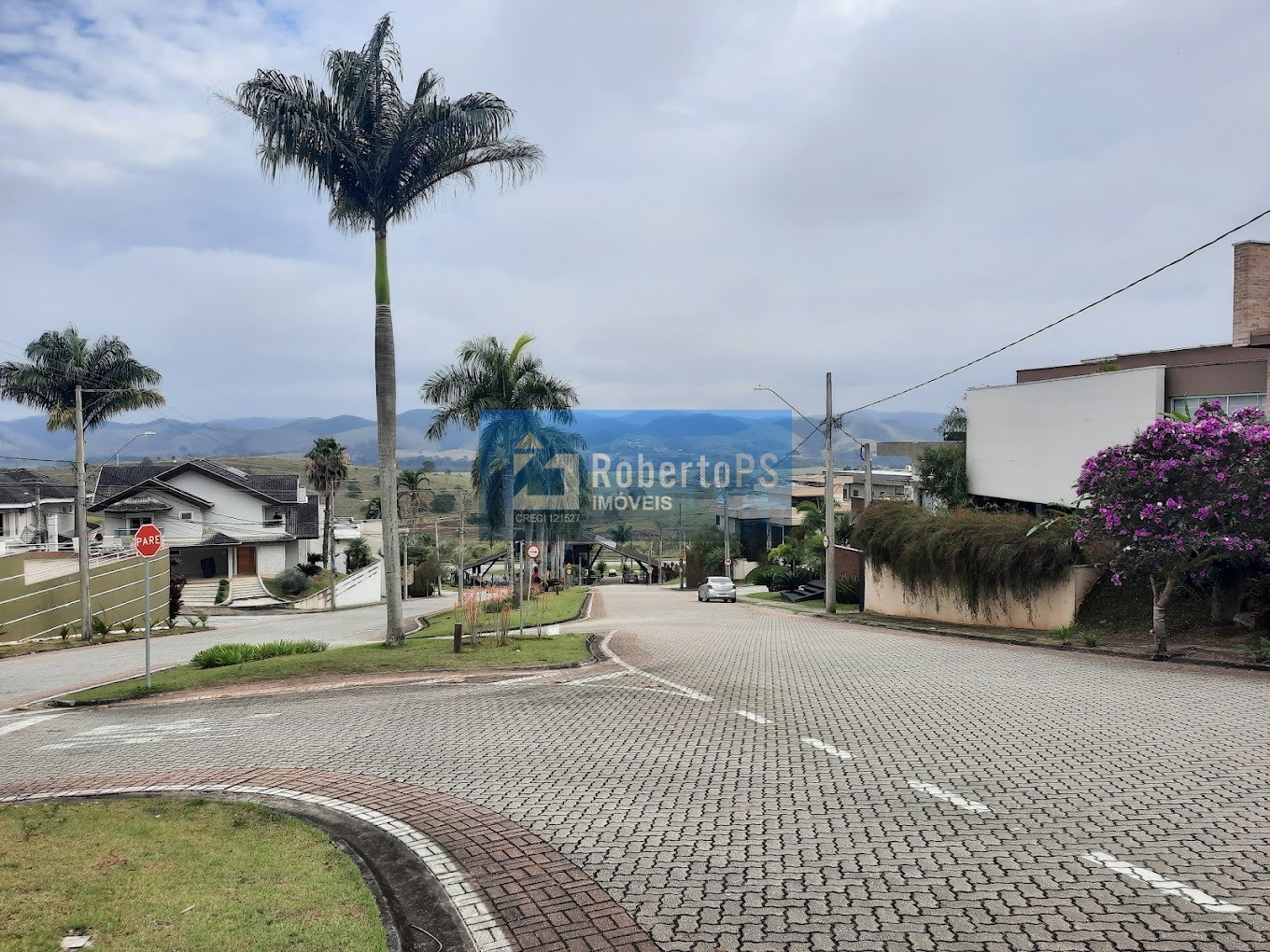 Maravilhosa casa no Residencial Jaguary Urbanova com 4 súites