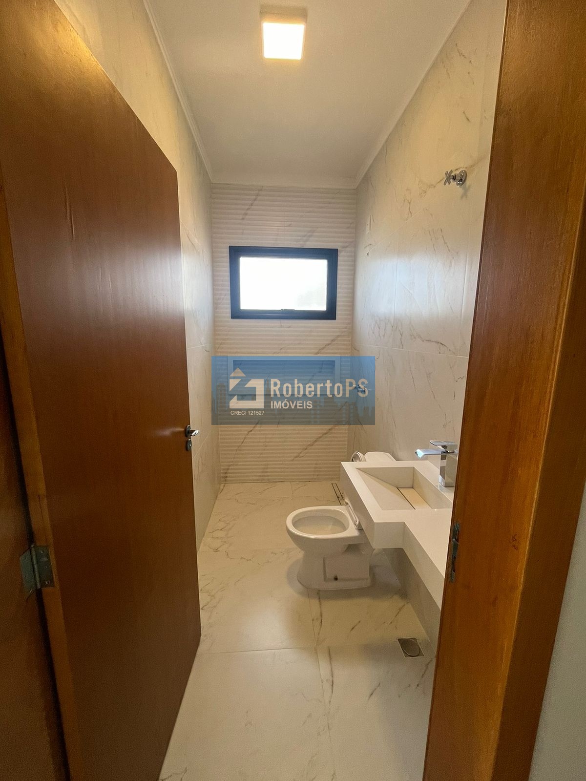 Linda casa à venda em condomínio fechado