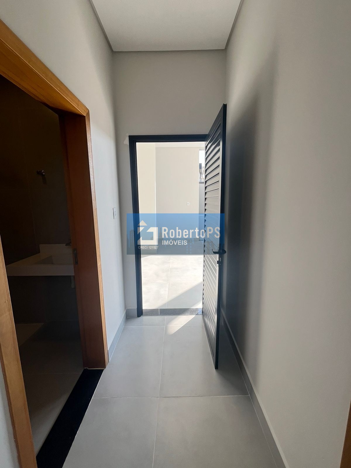 Linda casa à venda em condomínio fechado