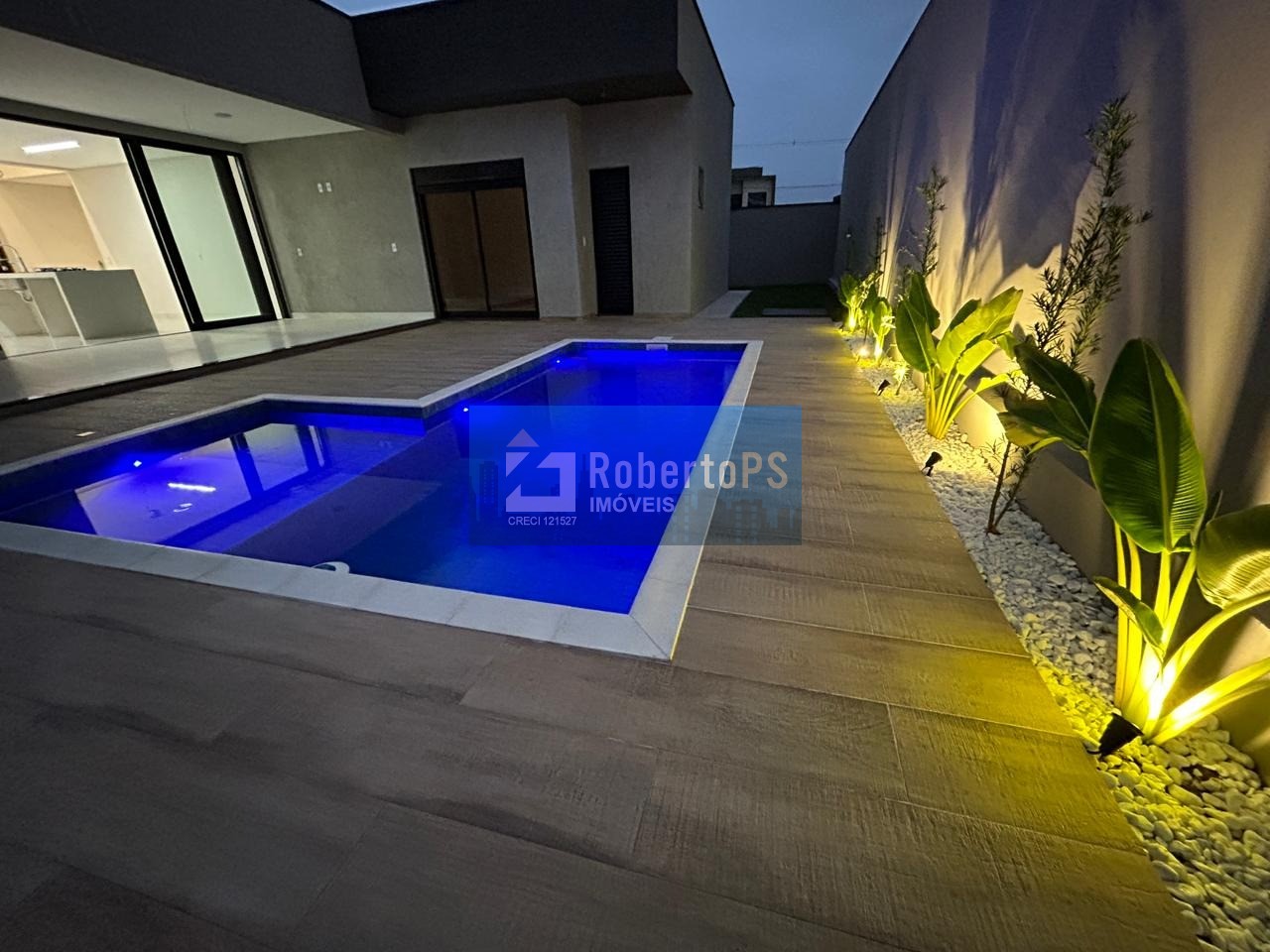 Maravilhosa casa em condomínio com 3 suítes e piscina