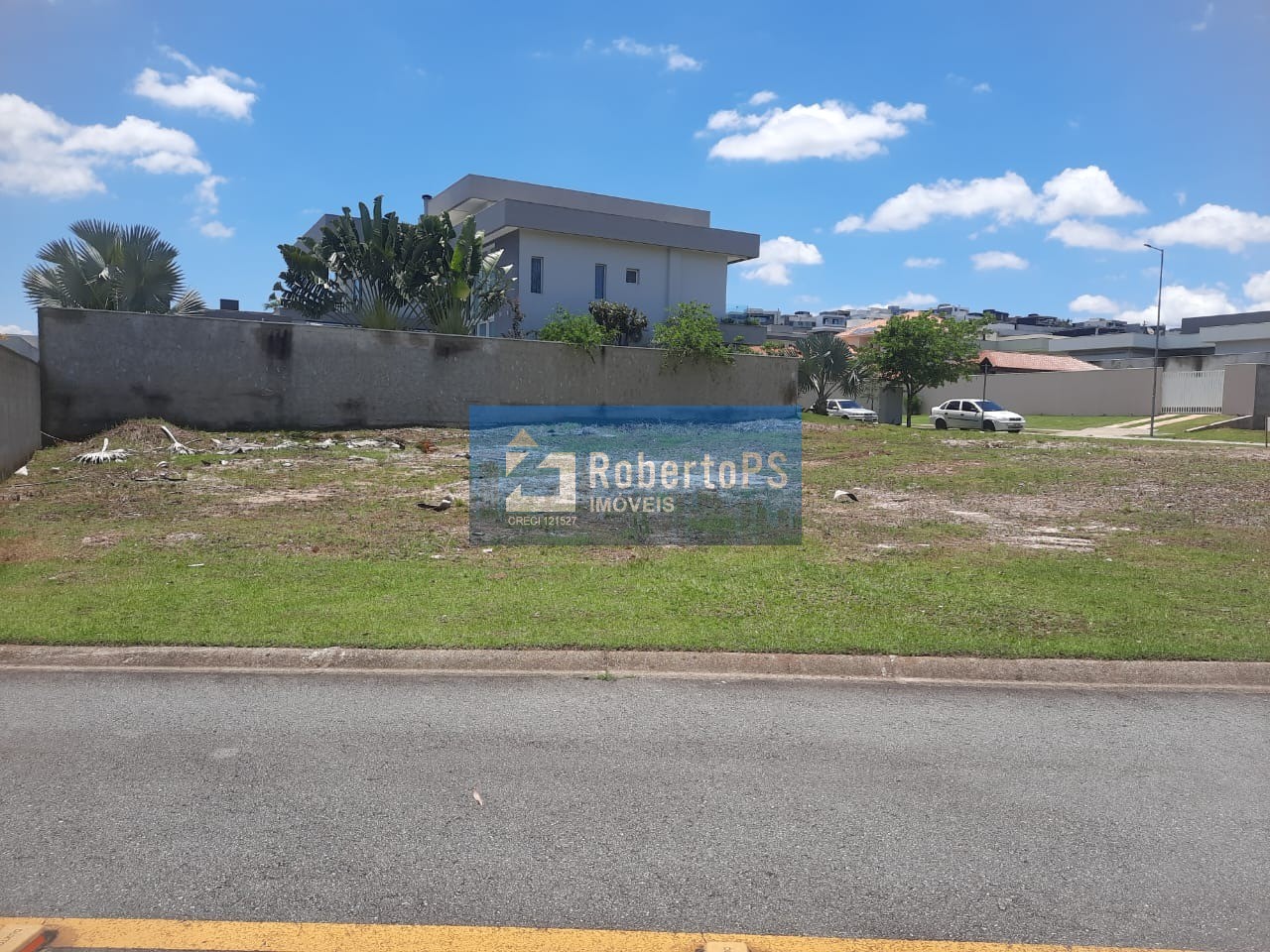 Oportunidade única! Terreno em condomínio com 765,00 m2 de área, perfeito para construir a casa dos seus sonhos em um ambiente seguro e tranquilo.